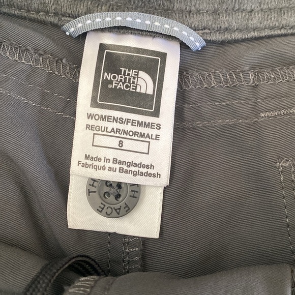 North Face Cargo hiking shorts EUC SZ 8 dark grey - Picture 5 of 6
